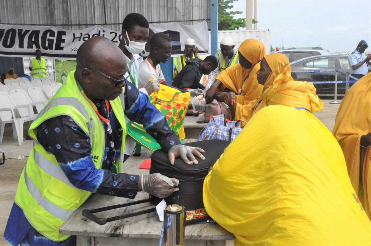 BeninDiplomatie's tweet image. Le premier convoi des pèlerins béninois au #Hadj 2023 a pris départ de l’Aéroport de Cotonou ce dimanche 11 juin 2023 à 13 H 07 Mn. A bord de l’avion, 306 pèlerins dont un bébé.