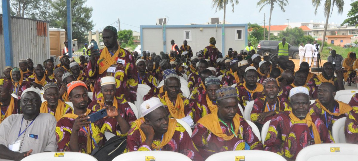 BeninDiplomatie's tweet image. Le premier convoi des pèlerins béninois au #Hadj 2023 a pris départ de l’Aéroport de Cotonou ce dimanche 11 juin 2023 à 13 H 07 Mn. A bord de l’avion, 306 pèlerins dont un bébé.