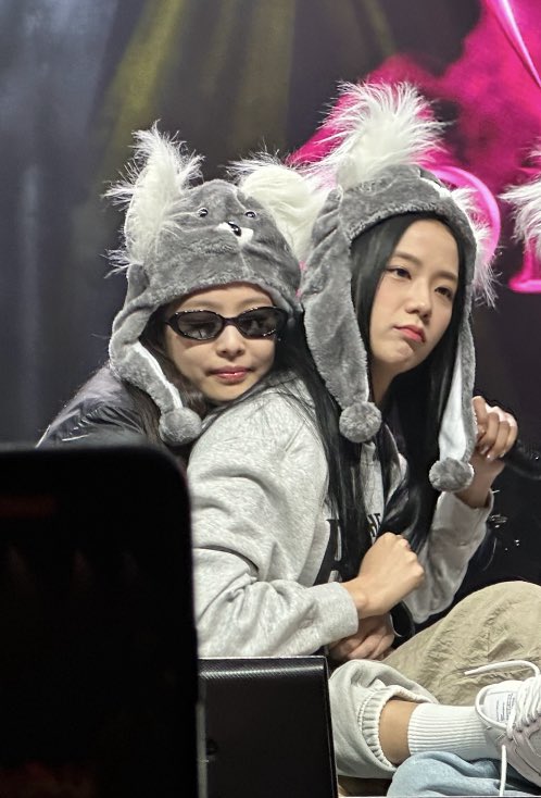 lesyeuxdjensoo's tweet photo. "how is she?"      "she's still with me" https://t.co/d4et2rNznK