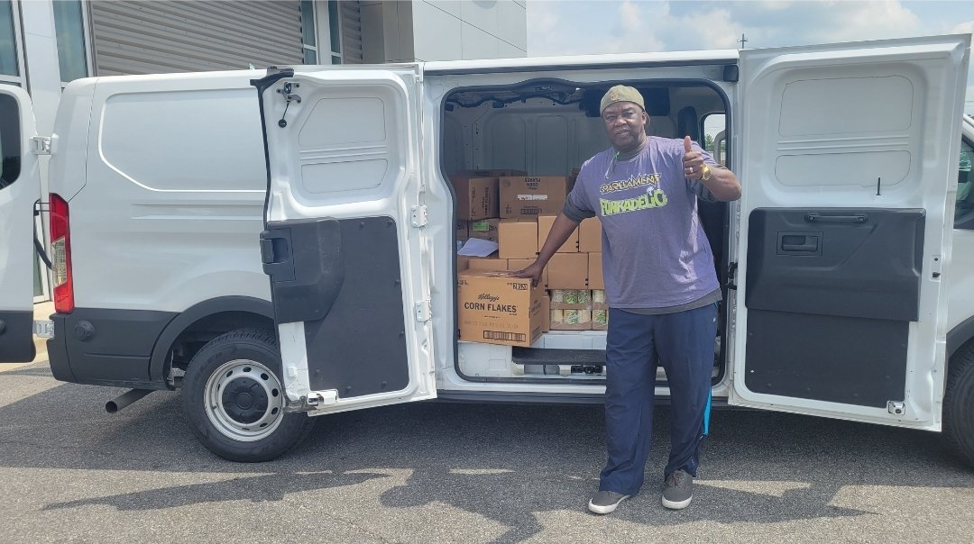 earniesplate's tweet photo. Feeding thousands! Help us!! 
Donate on website https://t.co/g3A6irDDmg https://t.co/B2QcbFtTEh
