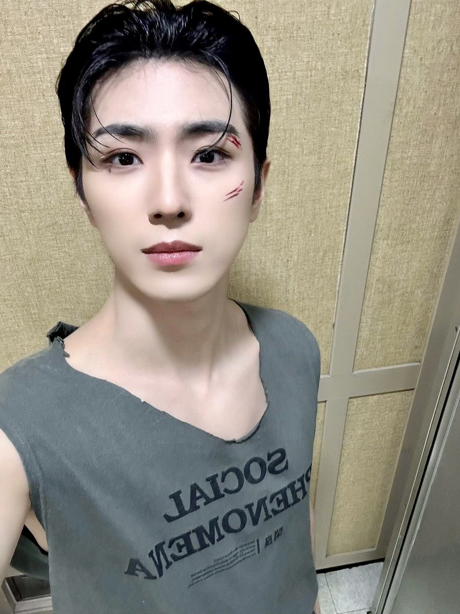 CIX_twt's tweet photo. 다음주도 파이팅😙

#CIX #FIX #용희 #김용희 #오랜만에 #깐머 https://t.co/qCfqwhiWX2