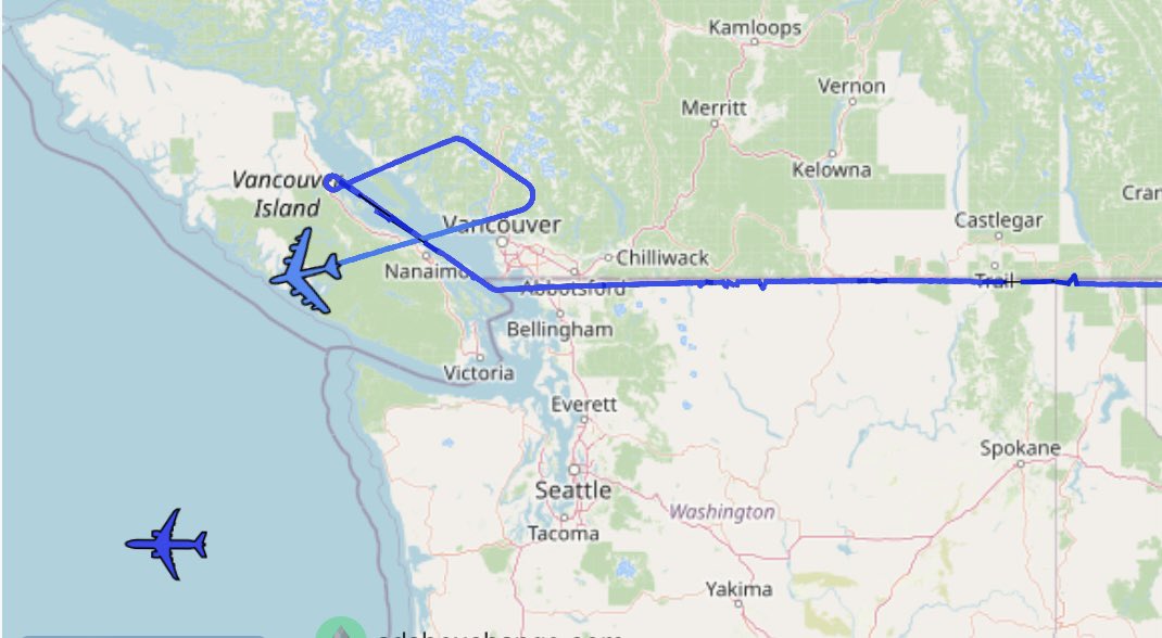 B52 Stratofortress and a KC-46A Pegasus (767) (bottom) on the west coast.
#aviation  #pnw  #b52 #kc46