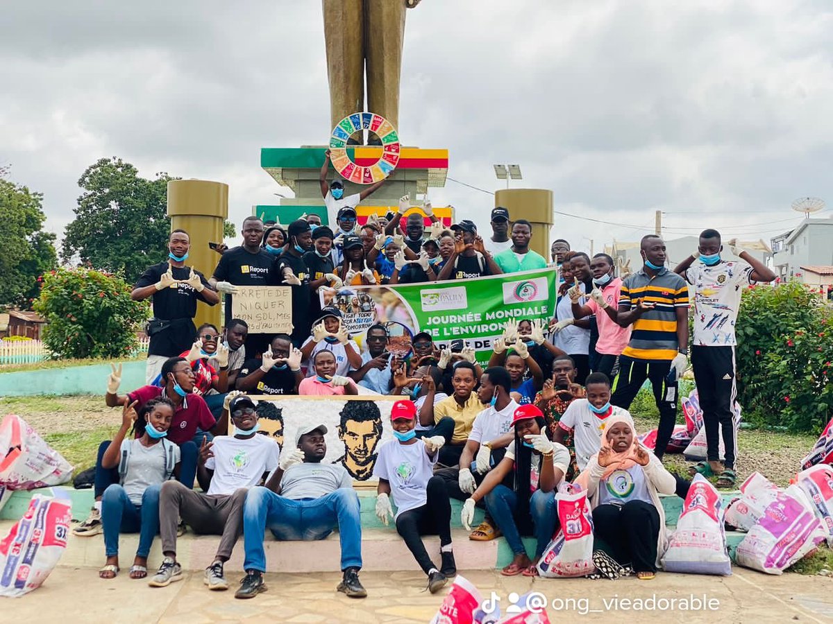 Marche de salubrité♻️ ce 10/06/2023  en différé à la #JournéeMondialeDelEnvironnement à Parakou. 
Nous avons démarré à la📍Mairie, en faisant une pause au Palais Royal pour finir au rond point Hubert Maga. 
Plusieurs partenaires et organisations de jeunes étaient présents.
✅🇧🇯🌍