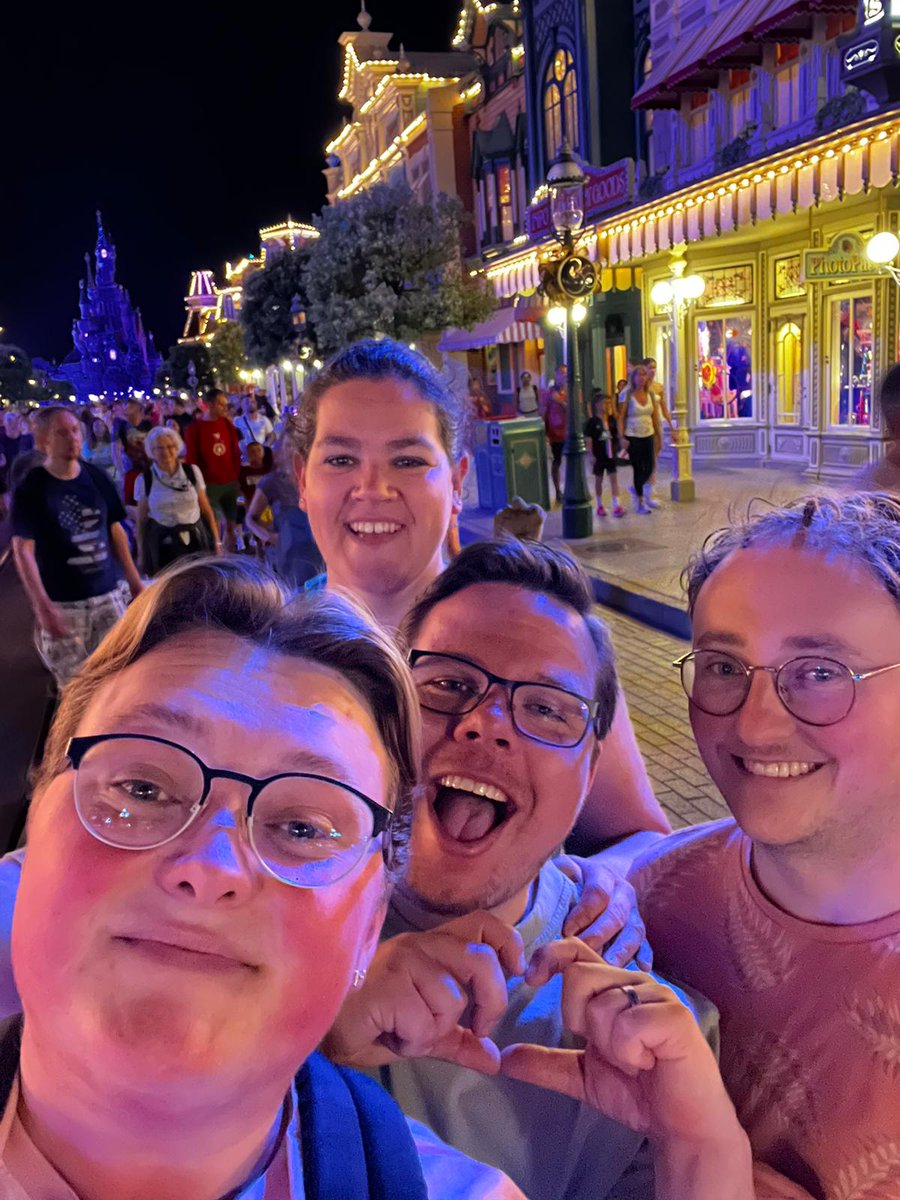 Op de storingen en bloedhitte na een perfect weekendje Disney gehad. Vaak snelle operations, vriendelijk personeel. Park en hotel schoon en bakken entertainment. Intens genoten!