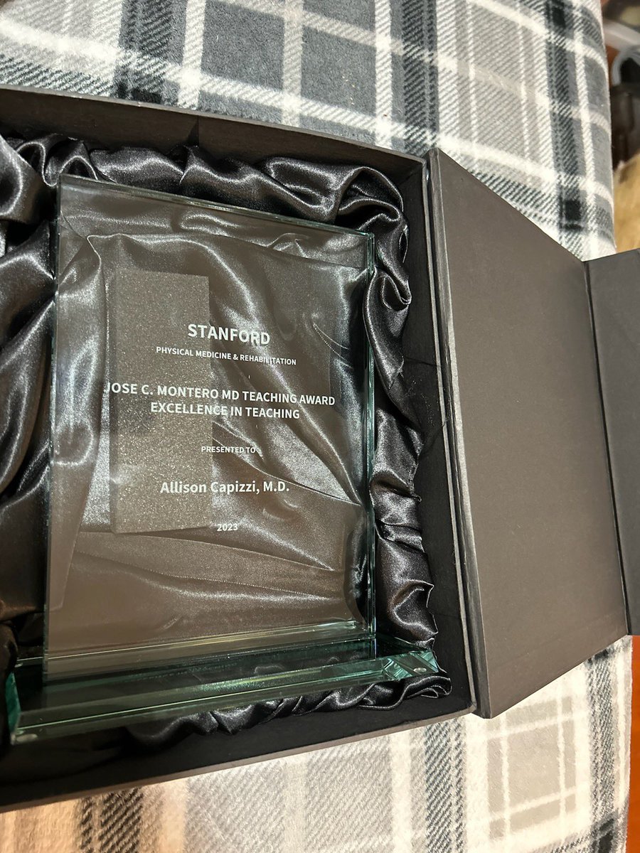 Congrats to @SimaADesaiMD & @dralcapizzi on winning Teacher of the Year at their respective PM&R program’s graduations. 🏆👩🏽‍⚕️👩🏼‍⚕️🏆 I am so proud of my amazing past Brain Injury fellows. The best part of academia is seeing your mentees soar! #WomenInMedicine #Physiatry