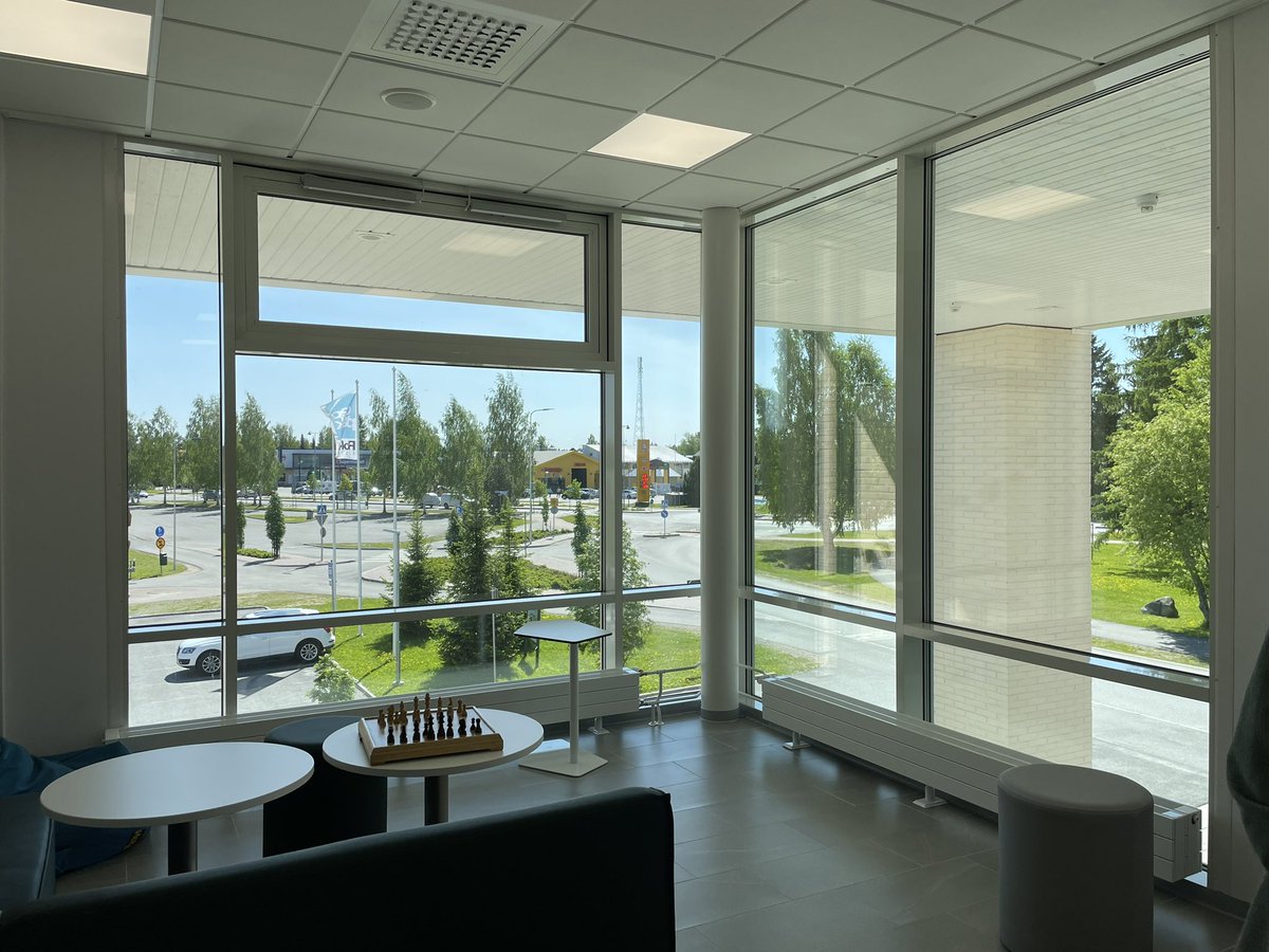 Olipa mukava vierailla uudessa #muhoksenlukio ssa! Kiitokset esittelystä @MinnaMinnake 
Vanhasta ”omasta” lukiosta lämpimät muistot mutta onhan tämä valoisa ja viihtyisä moderni oppimisympäristö🤩
#muhos #abit93 #luokkakokous