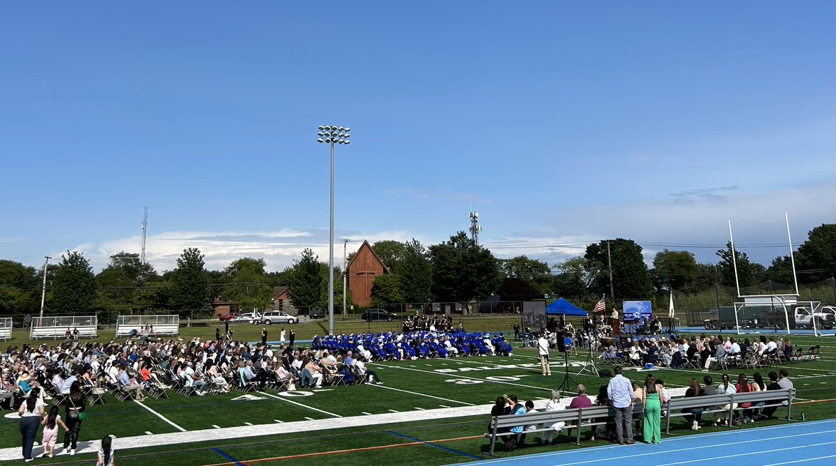 NewportThisWeek's tweet photo. Middletown High School Class of ‘23… Congratulations!
#NewportThisWeek
#Islanders https://t.co/abJwisOTrx