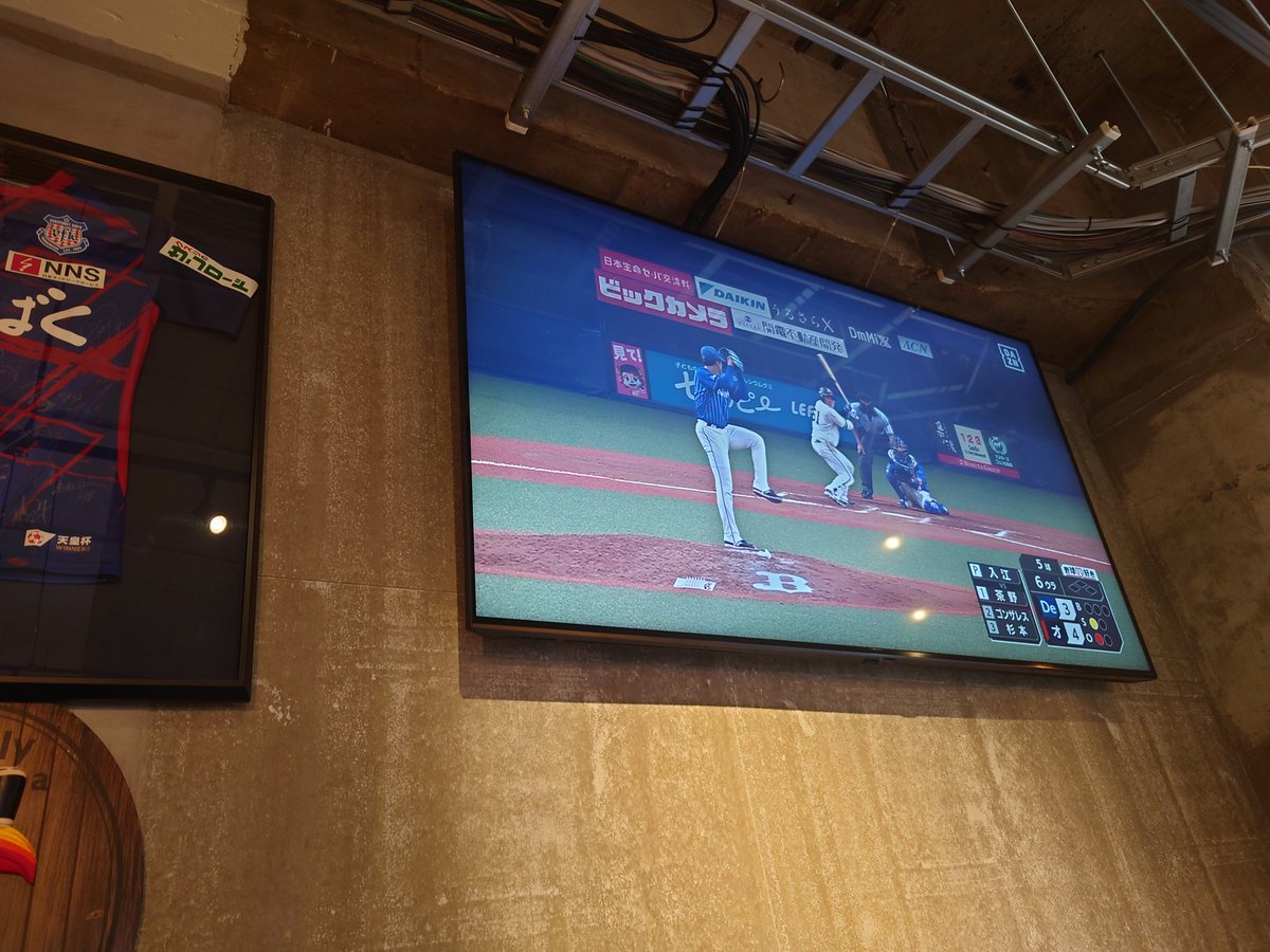 tukimineco's tweet photo. 甲府駅南口のCRAFT KOFUさん。クラフトビールが中心でサッカーや野球の中継を見ながら呑めるお店。山梨だとタッチダウンやオビナにうちゅう、他にも話題のビールのタップがある貴重なお店。店員の可愛いおねーさんが曜ちゃん褒めてくれたので最高ですね(๑•̀ㅂ•́)و✧
#CRAFTKOFU https://t.co/5cyUw12T1a