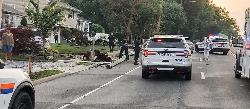 LIFireBuff's tweet photo. (earlier this AM)
WANTAGH 
🚨MVA🚨
 North Jerusalem Rd and Frances Ct
Car hit a pole 
no one seriously hurt       Photo Credit - John F. Scalesi Jr. #wantaghny #mva #lifirebuff #longisland #ncpd https://t.co/7F9aWVfL8z