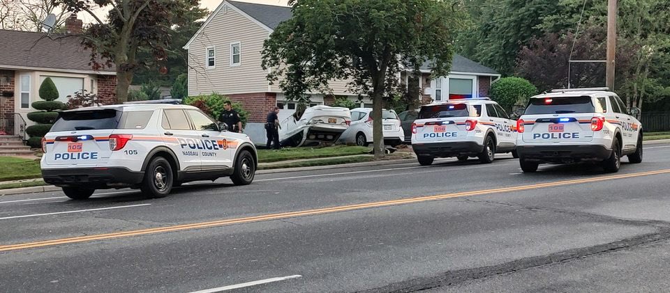 LIFireBuff's tweet photo. (earlier this AM)
WANTAGH 
🚨MVA🚨
 North Jerusalem Rd and Frances Ct
Car hit a pole 
no one seriously hurt       Photo Credit - John F. Scalesi Jr. #wantaghny #mva #lifirebuff #longisland #ncpd https://t.co/7F9aWVfL8z