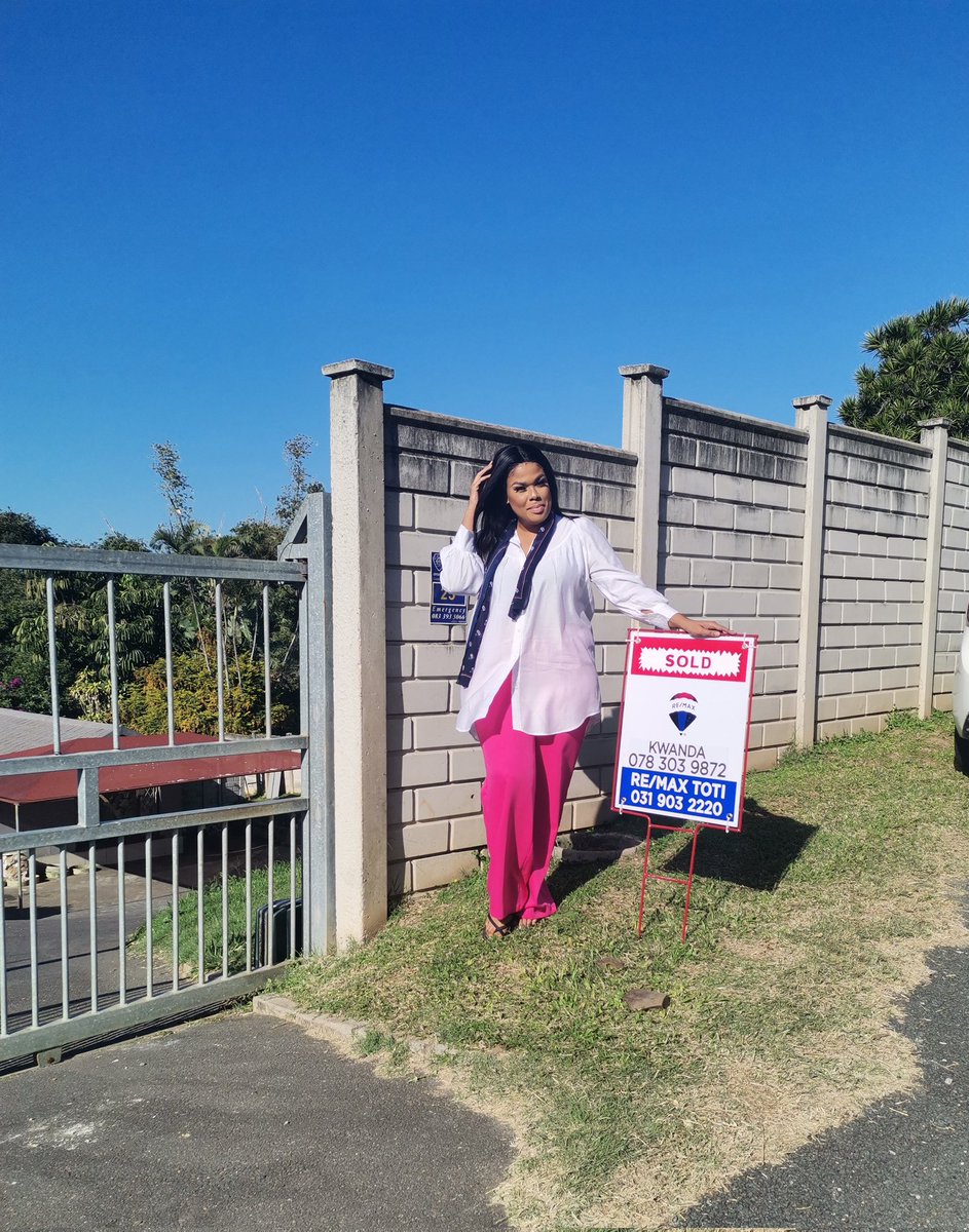Khwandz15185's tweet photo. Earlier today I had the opportunity to make someone's dream come true🙏 #remax #remaxtoti #property #ladiesinproperty Sale concluded, thank you Lord, 🙌 https://t.co/6VFZmbb4IS