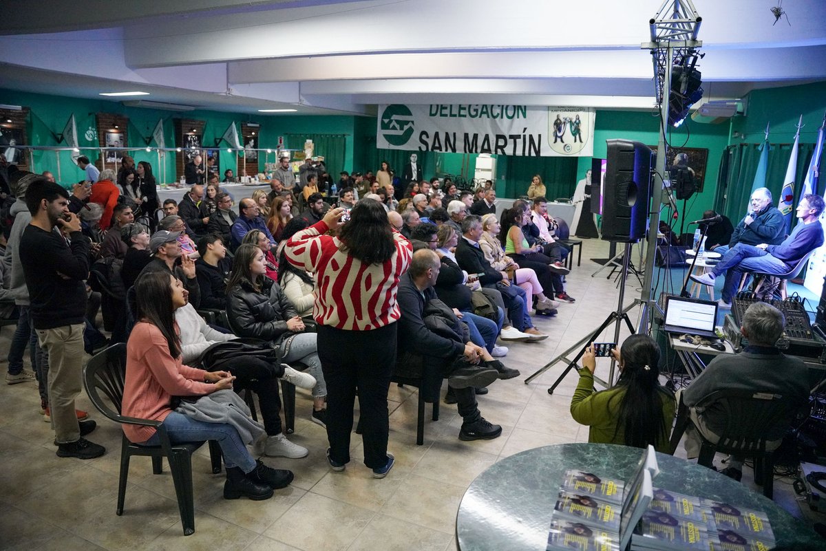 fmoreiraok's tweet photo. En la #FeriaDelLibroPeronista, acompañamos la presentación del libro "Objetivo: Cristina" junto al diputado @eduardofvaldes y @gkatopodis.

Un ejemplar que nos invita a reflexionar sobre la persecución política, judicial y mediática contra los líderes populares. https://t.co/sJw7z2APup