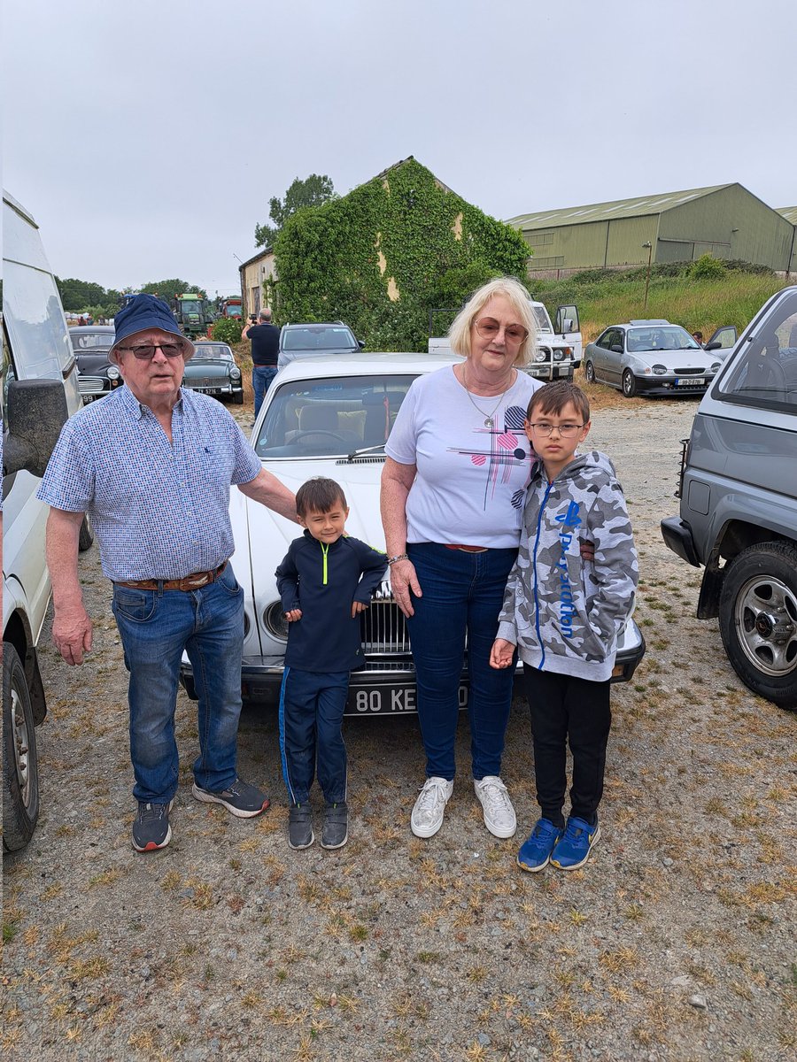 Great turnout today in Wellington Bridge for the SilverminesvintageclubroadruninaidoftheHopecenter, Enniscorthy. @simboyse @IFAmedia @JacWhelanFagan @JerOMahony2021