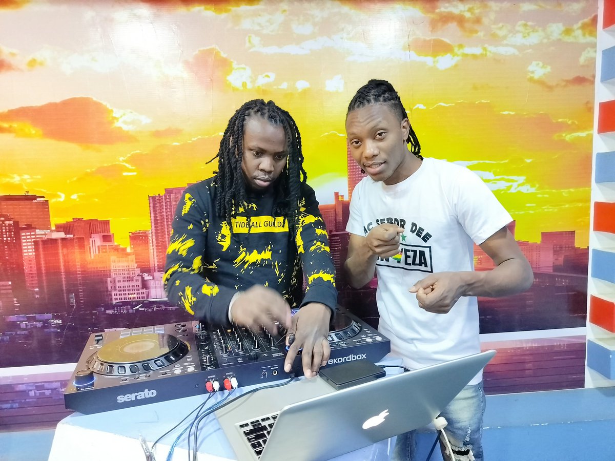 Tuko Live Mzalendo tv
REGGAE OVERDRIVE 🔥♨️
Tukuchezee Ngoma Gani na Uko Mtaa Gani🥳
Ft DJ SNAJ //MC Sebar Dee Bonyeza
Si unajua Tu 🤗
#Bonyezaaaa
#Venye_Si_Hufanya💯
#We_Kip_Playing_You_Kip_Dancing