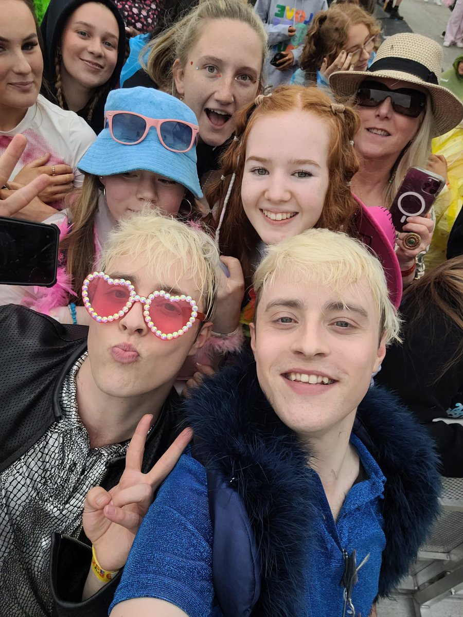 MiriamHughes_'s tweet photo. Fair play Jedward. You made Ciara very happy at the #harrystylesslane concert. Thank You 🎶 🎤 https://t.co/4LW9OljxUL