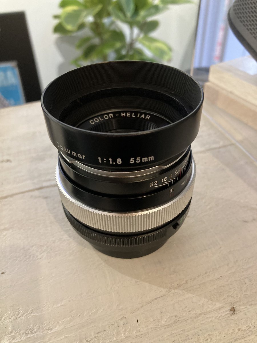 takeeee507's tweet image. 今日見せていただいたTAKUMARのレンズフード。アルミ削り出しで高級感がある。そしてフードのヘリやエッジの部分にキレイにアールが取ってあり、とても優しい印象。手が入ってるなー。どのレンズにもマッチしそうな美しいフードでしたー！
#pentax 
#takumar