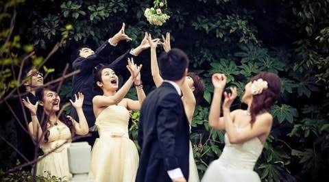 <a href="/inyoap/">Inyoup, 황.⚝</a> <a href="/usjwed/">Dew</a> <a href="/GOLDENRPEO/">HALL GOLDEN #SetaRaAligned</a> Agatha dan Rama secara bersama-sama menoleh sejenak ke belakang. Keduanya memegang erat bucket bunga pernikahan mereka.

Kedua mempelai yang dibersamai mc, bersama-sama menghitung mundur untuk melempar bucket bunganya. 

"1..2..3.." bunga terlepas dari genggaman

#RaThaJanjiSuci