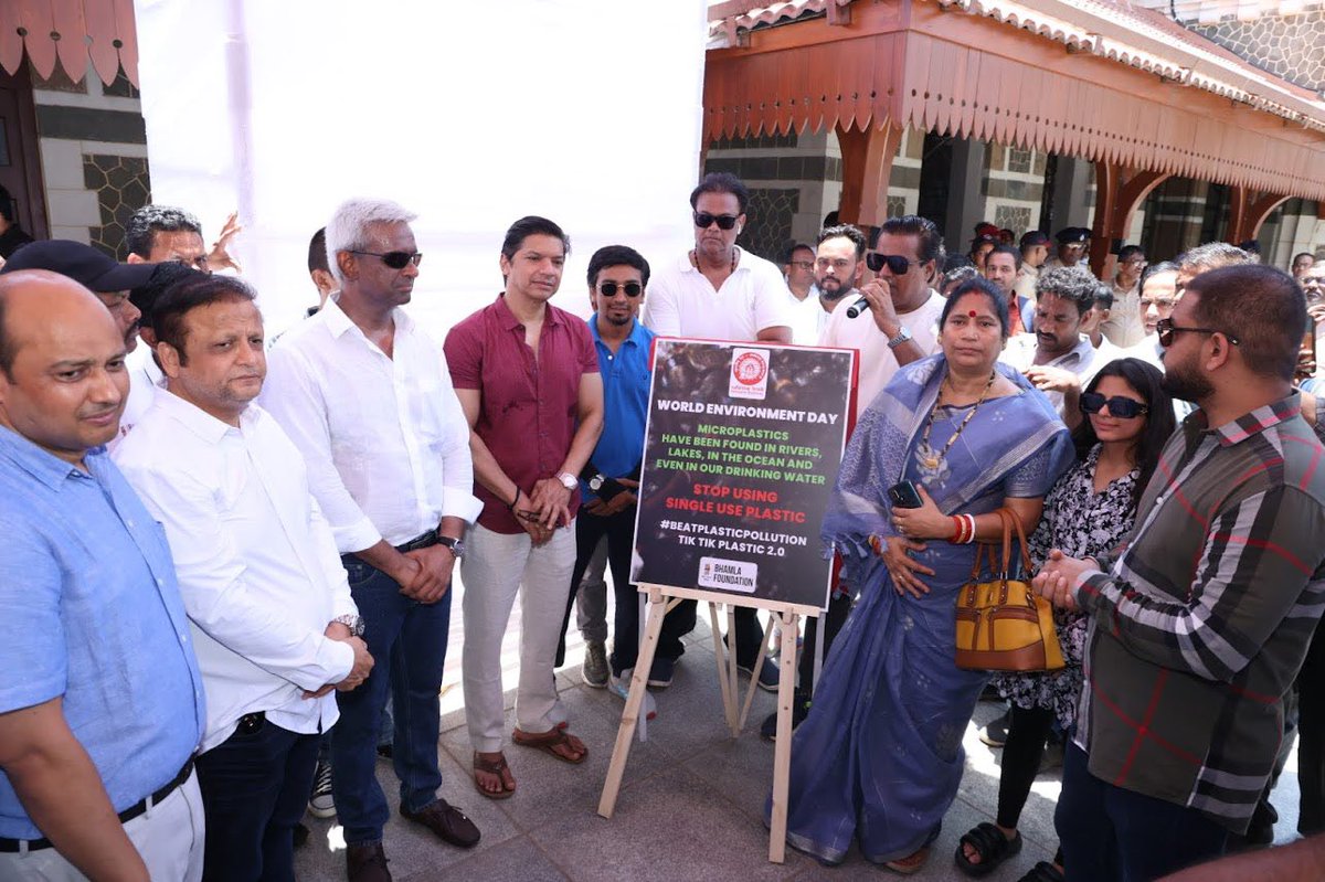 Asifbhamlaa's tweet photo. @bhamlafoundatio wt @WesternRly Unveiled 15 feet Installation at #Bandra Railway Station To #BeatPlasticPollution with an Intention of Awareness Prog of Educating Citizen’s  In Auspicious presence of Neeraj Verma DRM western railway Mumbai & @singer_shaan was also joined by environment enthusiasts ALMs & Staff Western Railway @byadavbjp