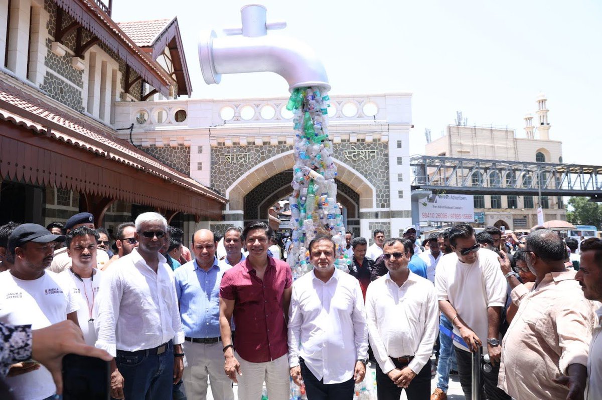 Asifbhamlaa's tweet photo. @bhamlafoundatio wt @WesternRly Unveiled 15 feet Installation at #Bandra Railway Station To #BeatPlasticPollution with an Intention of Awareness Prog of Educating Citizen’s  In Auspicious presence of Neeraj Verma DRM western railway Mumbai & @singer_shaan was also joined by environment enthusiasts ALMs & Staff Western Railway @byadavbjp