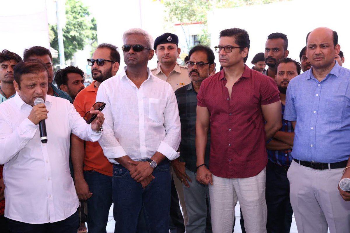 Asifbhamlaa's tweet photo. @bhamlafoundatio wt @WesternRly Unveiled 15 feet Installation at #Bandra Railway Station To #BeatPlasticPollution with an Intention of Awareness Prog of Educating Citizen’s  In Auspicious presence of Neeraj Verma DRM western railway Mumbai & @singer_shaan was also joined by environment enthusiasts ALMs & Staff Western Railway @byadavbjp