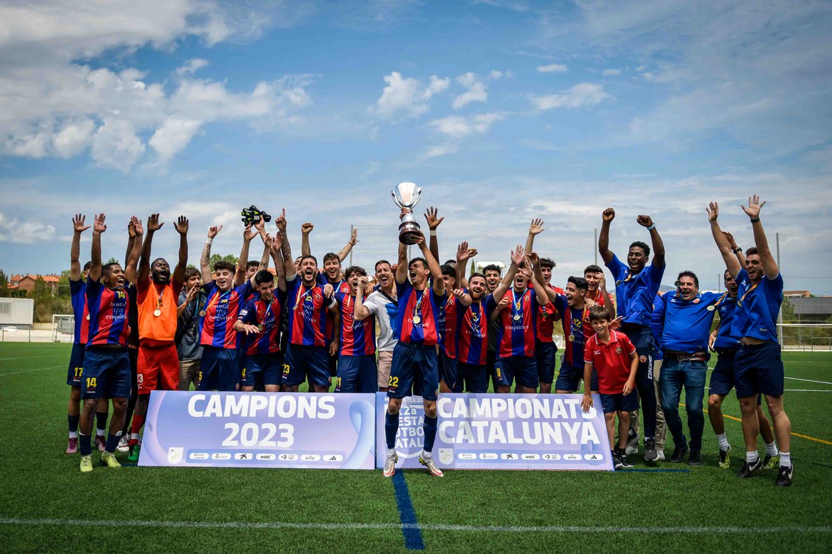 🏆 El <a href="/FCLESCALA/">FC L'ESCALA</a> 𝐏𝐎𝐒𝐀 𝐋𝐀 𝐂𝐈𝐑𝐄𝐑𝐄𝐓𝐀🍒 a una fantàstica temporada aixecant la COPA del #CampionatCatalunya Amateur

🎉 Després de guanyar 🆚 <a href="/ReusFCR/">Reus FC Reddis</a> 2️⃣(4) - 2️⃣(2)

👏 𝐹𝐸𝐿𝐼𝐶𝐼𝑇𝐴𝑇𝑆! 👏

📝📸📽️: fcf.cat/noticia/el-fc-…

#FestaFutbolCatalà #futbolcat