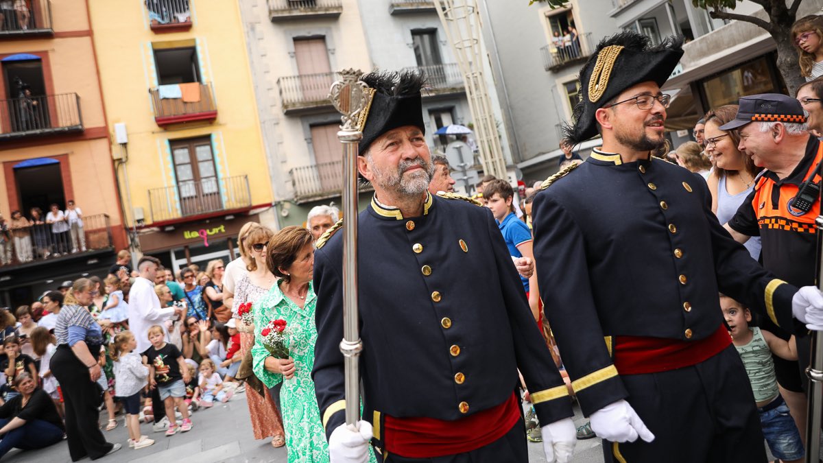 NacioGarrotxa's tweet photo. ➡️ FLAIX | Olot celebra Corpus amb el tradicional ball a plaça de la fràndula

📸 @MartiAlbesa #FlaixND 
https://t.co/zDiuzNVm26 https://t.co/9aLP84wki5