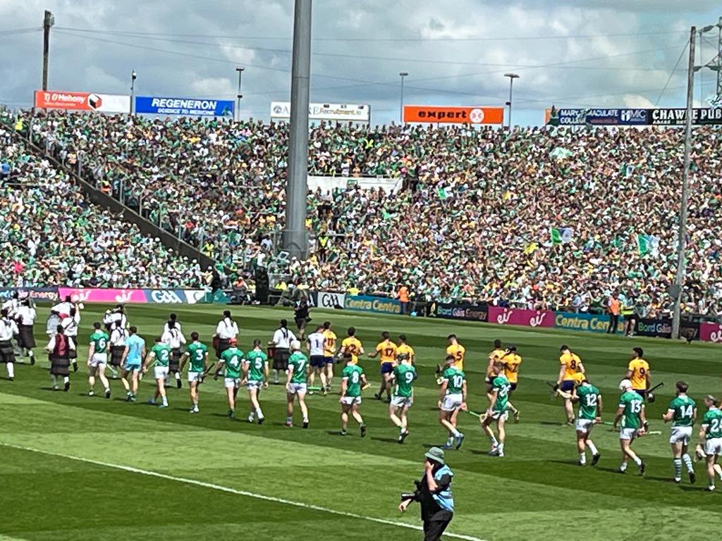 BillyKelleherEU's tweet photo. Great first half of the #munsterfinal - two top class teams playing cracking hurling on a  glorious summer’s day!

#GAA #hurling #ClareLimerick https://t.co/Dlg46AOHb1