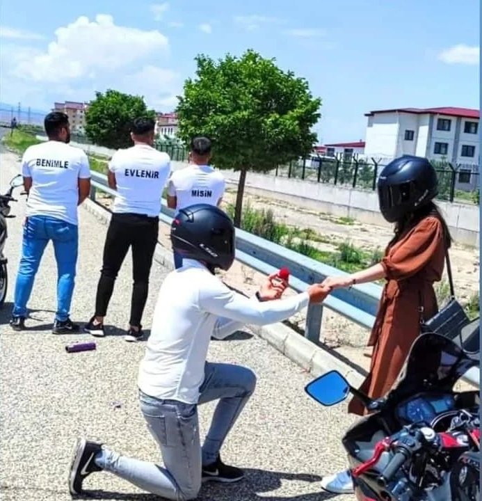 #Iğdır'da bir motosiklet grubundaki motosiklet sürücüsü Fırat Yıldız adlı genç,  sevdiği kıza evlilik teklifi sürprizinde bulundu 👰💍