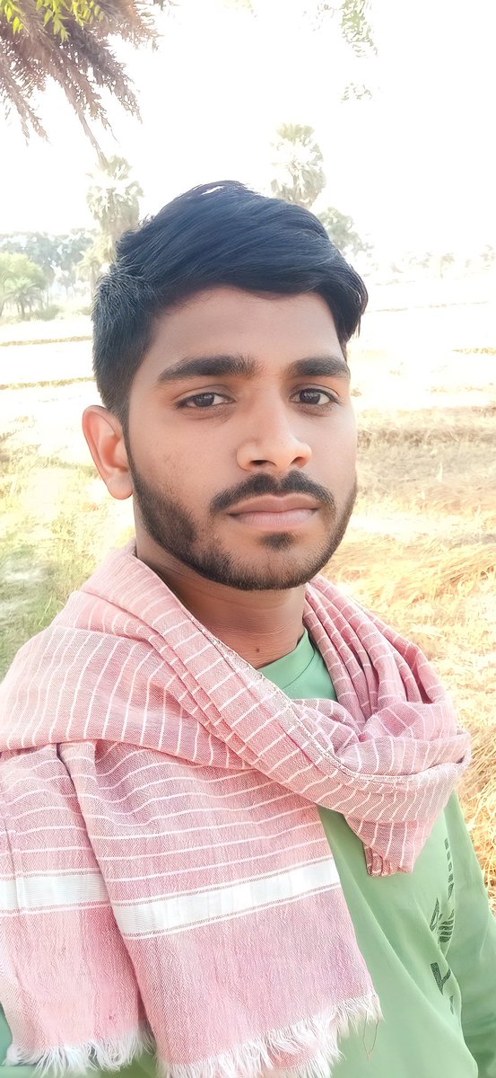 उदासी भी एक लत है
जिसे लग जाय वह सुख से भी 
दुःख का पता पूछता है..
Deepak____👁️