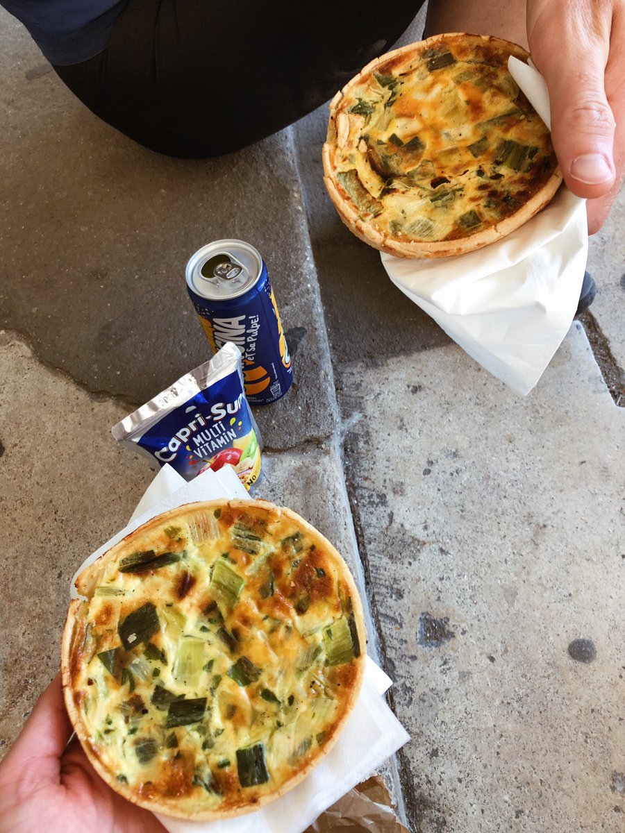 karapatsch's tweet photo. Zwei Quiche mit Lauch, eine Capri Sonne, eine Orangina, eine Apfeltasche und ein Schokobrötchen 📍 Pont-à-Mousson 💶 12€ /cc @CyclingScran https://t.co/lxxF4yVeAN