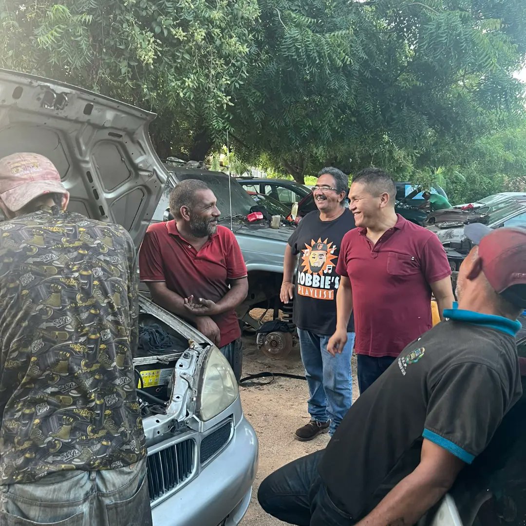 El alcalde Alexander Mireles junto al presidente de Aguas de Cojedes, José Luis Galíndez, sostuvieron un asamblea con vecinos del sector Los Chaguaramos, quienes plantearon el problemas de las aguas blancas.
#VamosVamosSanCarlos
#JuntosConstruimosElMejorSanCarlos