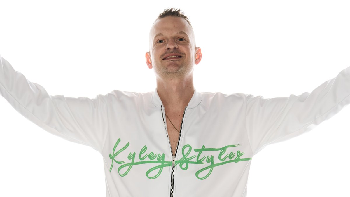 KyleyStyles's tweet photo. This is my favorite piece of merch in the @KyleyStyles line! These bomber jackets are high quality! They come in 4 colors - pink, green, blue and yellow! 

https://t.co/bKUzu0QiIJ 

#kyleystyles #showsupport #jacket #songwriter #soloartist https://t.co/LLyHNa1aIs
