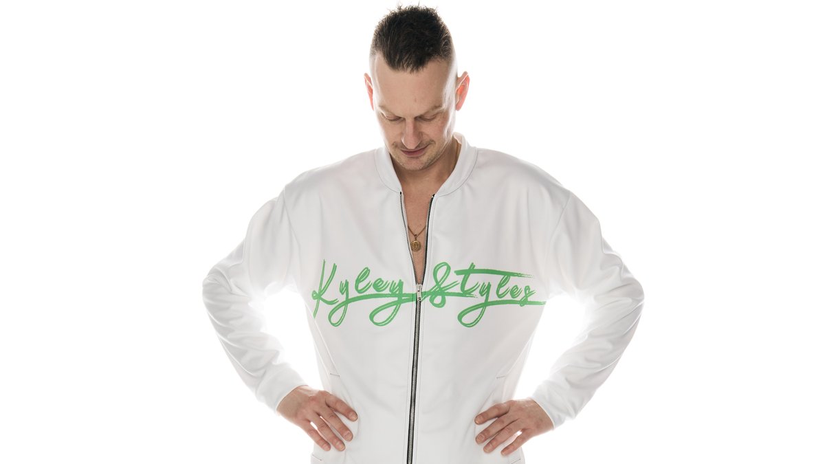 KyleyStyles's tweet photo. This is my favorite piece of merch in the @KyleyStyles line! These bomber jackets are high quality! They come in 4 colors - pink, green, blue and yellow! 

https://t.co/bKUzu0QiIJ 

#kyleystyles #showsupport #jacket #songwriter #soloartist https://t.co/LLyHNa1aIs