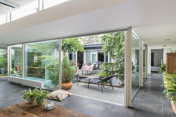 HomeTipsnInspo's tweet photo. @convomfs Enak nambahin pencahayaan alami dan udaranya untuk ruangan. Mimin pribadi lebih suka yg ada pintu kaca biar bisa buka-tutup, kalau hujan gak tampias ke dalem deh. 
Btw, namanya courtyard house. Siapa tau lagi nyari ide buat rumah masa depan kalian nanti😆 https://t.co/xD6YbzB2ZZ