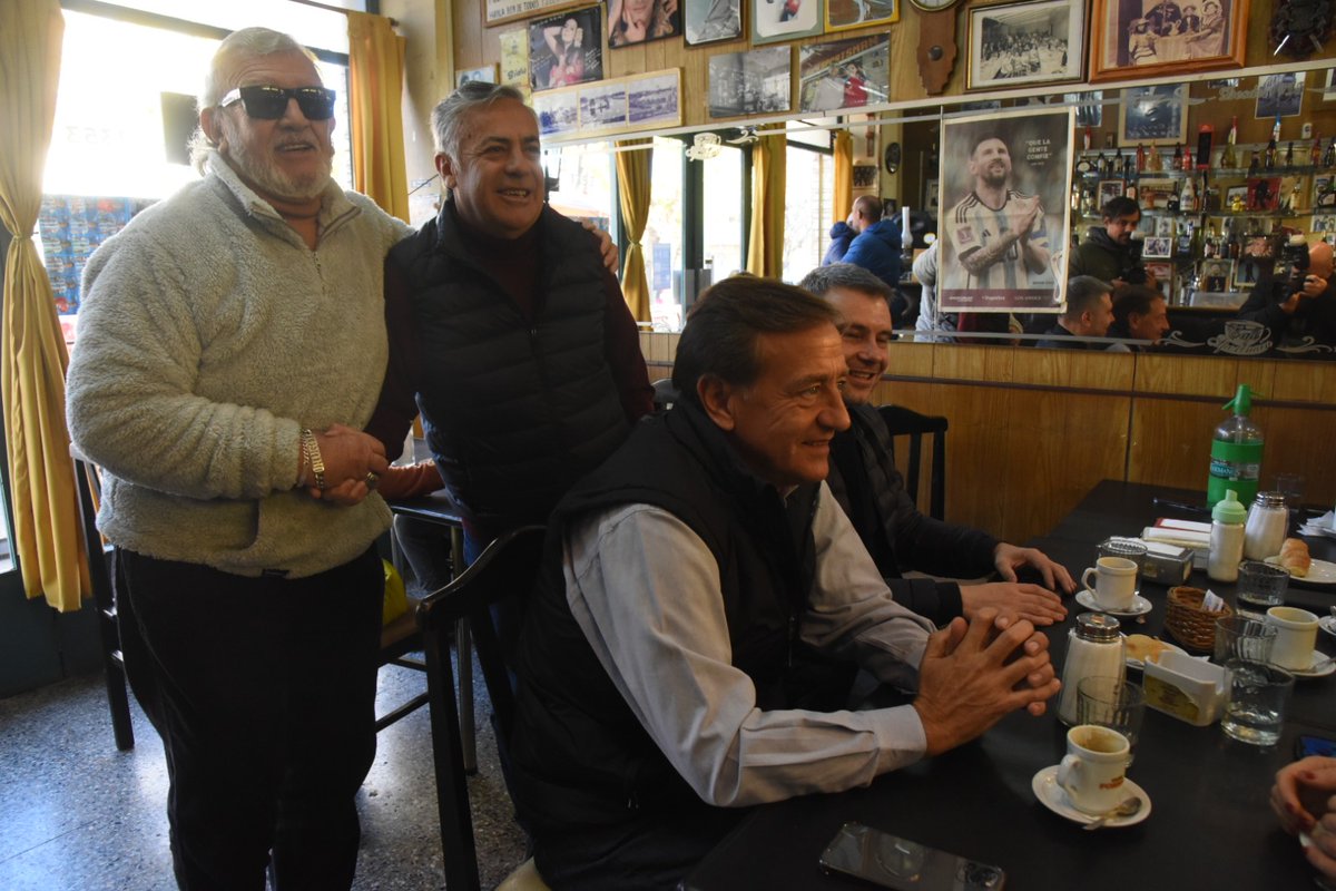 En el histórico Café Sportman, desayunando con <a href="/rodysuarez/">Rodolfo Suarez</a>, <a href="/TadeoGZ/">Tadeo Garcia Zalazar</a>, <a href="/mariana_juri/">Mariana Juri</a>, <a href="/diegocostarelli/">Diego Costarelli</a> y <a href="/YamelAses/">Yamel J. Ases</a> en la mañana de esta nueva jornada electoral en Mendoza.