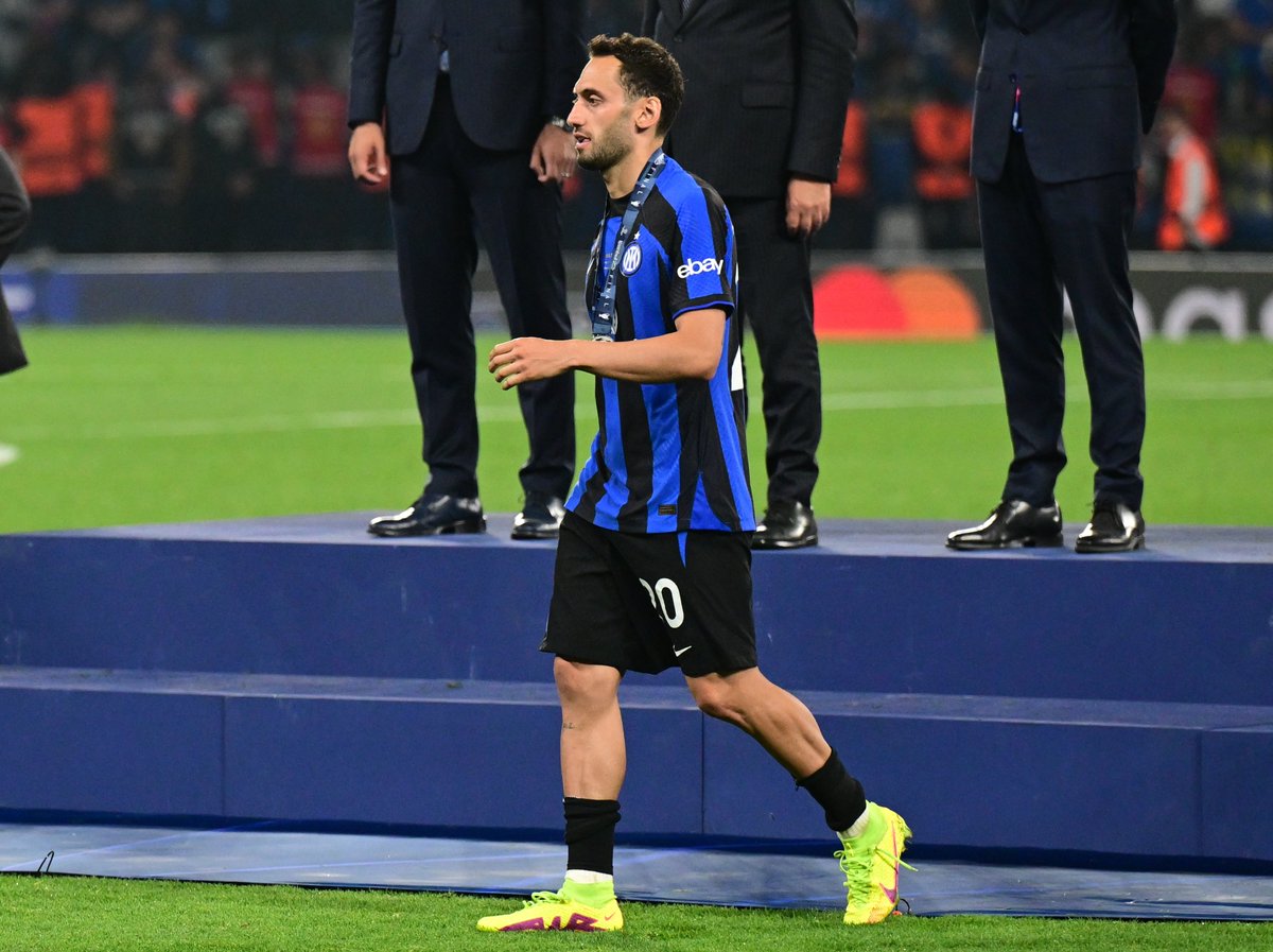 'Türkiye Milli takımını seçtim. Çünkü ben bir Türk'üm. Almanya'ya çok minnettarım. Orada büyüdüm ve orada yetiştim. Almanya adına oynamam için çok baskı yapıldı, ama benim hayalim; her Türk genci gibi Türkiye için oynamaktı." diyen 
Hakan Çalhanoğlu, Avrupa’nın en büyük futbol