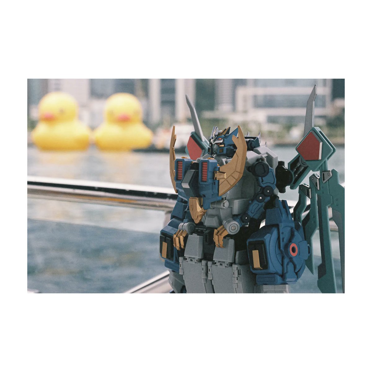 “#DoubleDucks”

#NikonF3 #Tamron52BB
#IShootFujifilm #FujiSuperiaXtra400

#Transformers #トランスフォーマー #Deathsaurus #デスザラス #MastermindCreations #MMC #DZef #3rdPartyTransformers #ShotOnFilm #フォルダー画像に癒しを求める #Maccadam #MagnusLabel