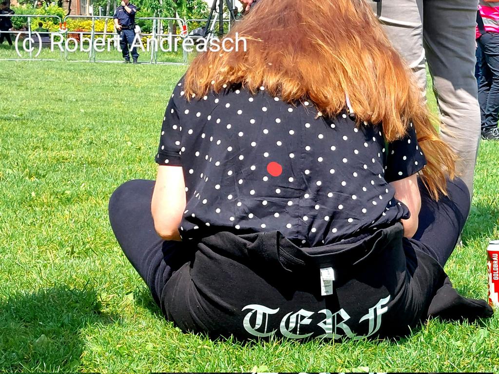 robertandreasch's tweet photo. Am 10. Juni 2023 versammelten sich in #Wien rund 100 Teilnehmende (selbstbewusst nennen sie sich auf Buttons und Pullovern mittlerweile selbst "TERFs") zu einer radikalen, transfeindlichen Kundgebung. Die Hauptrede hielt die deutsche Aktivistin Marie-Luise #Vollbrecht. O-Ton: https://t.co/WPSiLMgvKn