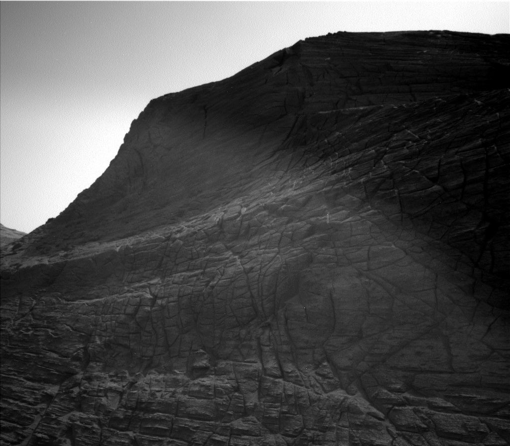 MarsMissionImgs's tweet photo. #CuriosityRover image taken on #Sol3563 at 2:10:38.794 PM with #Navcam #Mars #NASA #Space https://t.co/wGsxkvzlGC