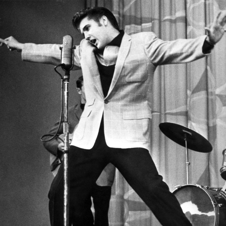ElvisPresley's tweet photo. Elvis performed on the Milton Berle Show on June 5, 1956. During the performance, he ditched his guitar and moved provocatively, causing controversy among parents and criticism from the press. Nonetheless, among the younger generations, he became an instant hero! https://t.co/ftzcfnRAbF