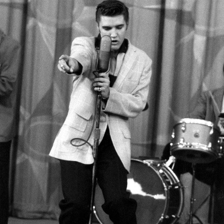 ElvisPresley's tweet photo. Elvis performed on the Milton Berle Show on June 5, 1956. During the performance, he ditched his guitar and moved provocatively, causing controversy among parents and criticism from the press. Nonetheless, among the younger generations, he became an instant hero! https://t.co/ftzcfnRAbF