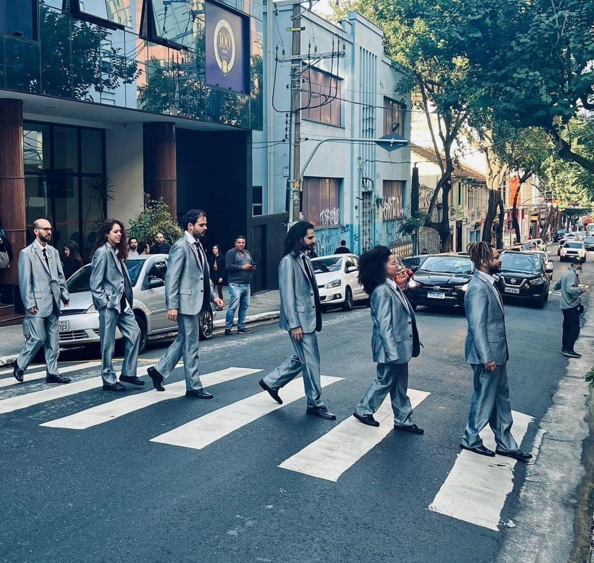 MusicalPreFab's tweet photo. Foto do @__joaovaz com a nossa maravilhosa banda para dizer que hoje também tem apresentação no @teatroliberdadesp, às 19h! 🫀

Garanta já o seu ingresso! A nossa temporada em São Paulo segue apenas até o dia 25 de junho 💥 https://t.co/4MfXulwnHS