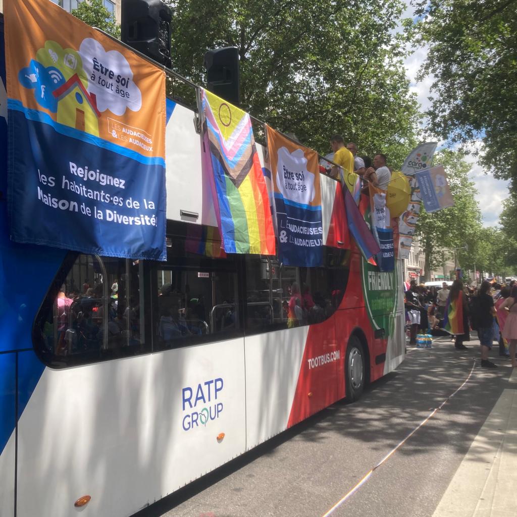philippe_ratto's tweet photo. Marche des fiertés 2023 à Lyon. Aucun doute possible, la meilleure ambiance 🪩 était à bord du bus Les Audacieux / Groupe RATP  !!
Bravo aux organisateurs, spécialement à  @CDercamp !
 
#RATPgroup #RATPDev #MarcheDesFiertes @grandlyon @RainboldSociety https://t.co/08pgQiRS91