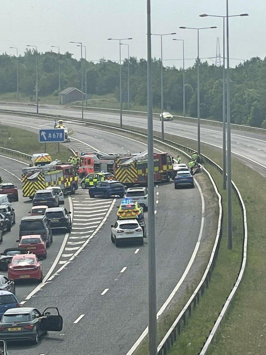 Vinke2002's tweet photo. Jcn 6 M65 crash, motorway blocked https://t.co/Ak4YZUuw9S