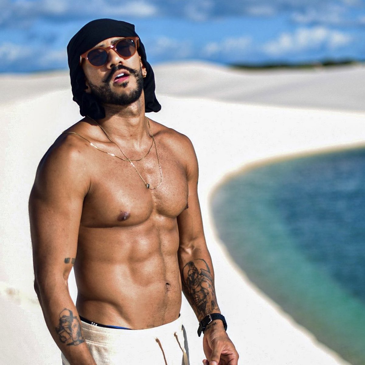 choquei's tweet photo. 🚨FAMOSOS: Influencer trans Emanuelly Monteiro contou ao Metrópoles que se sentiu constrangida  com atitude de Alface durante o São João da Vila.

O motivo foi que ela pediu para tirar uma foto com o ex-BBB, e na hora da foto ele teria colocado a mão em cima do ombro da influenciadora e não na cintura.