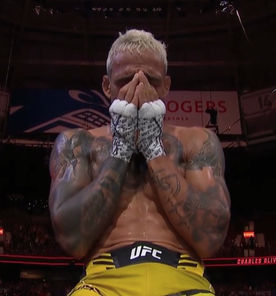 RoadrunnerMMA's tweet photo. Greatest LW of all time 🐐
#CharlesOliveira #DoBronx https://t.co/ZMcsi6y1W5