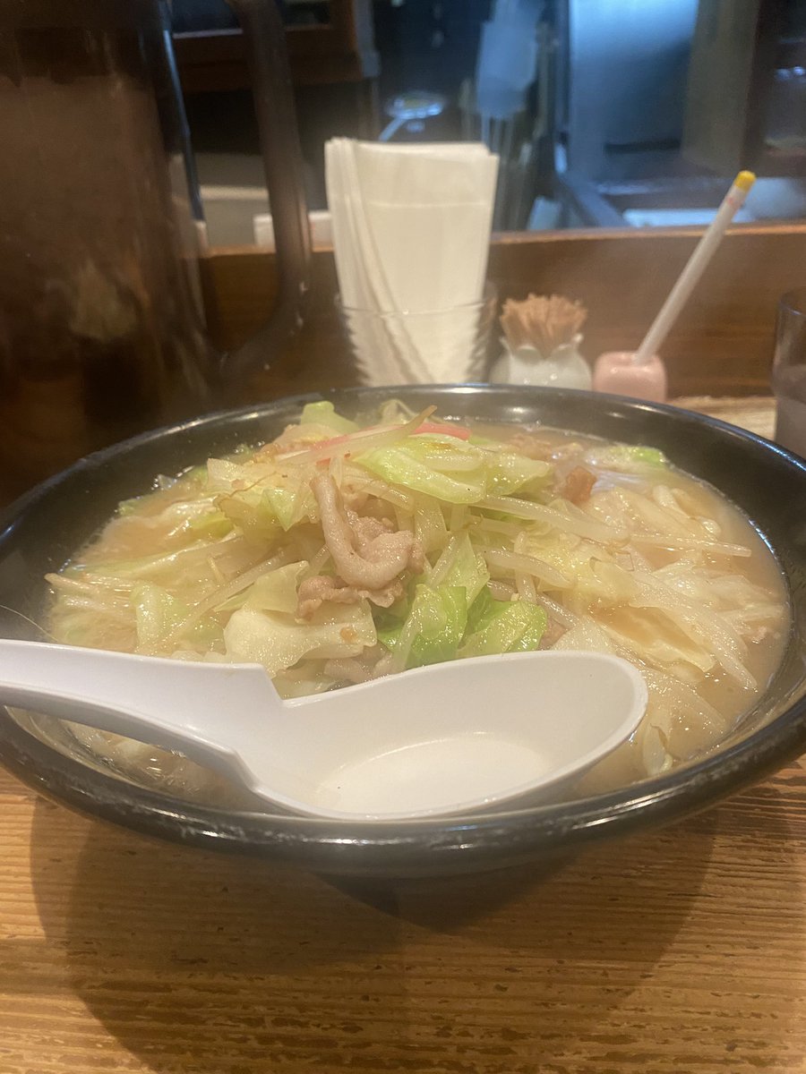 ES_HappierLife's tweet photo. 長崎といえば長崎ちゃんぽん、でもランチは14時くらいまでの店が多く食べ損ねることもしばしば。
そんな時、観光通り電停近くの「かどや」はオススメ。濃厚豚骨ラーメンが基本だけど、野菜たっぷりのちゃんぽんもメニューにあるし15時までご飯もサービス。若者がよく並んでますね。美味しかった😋 https://t.co/8L2yDERRwt