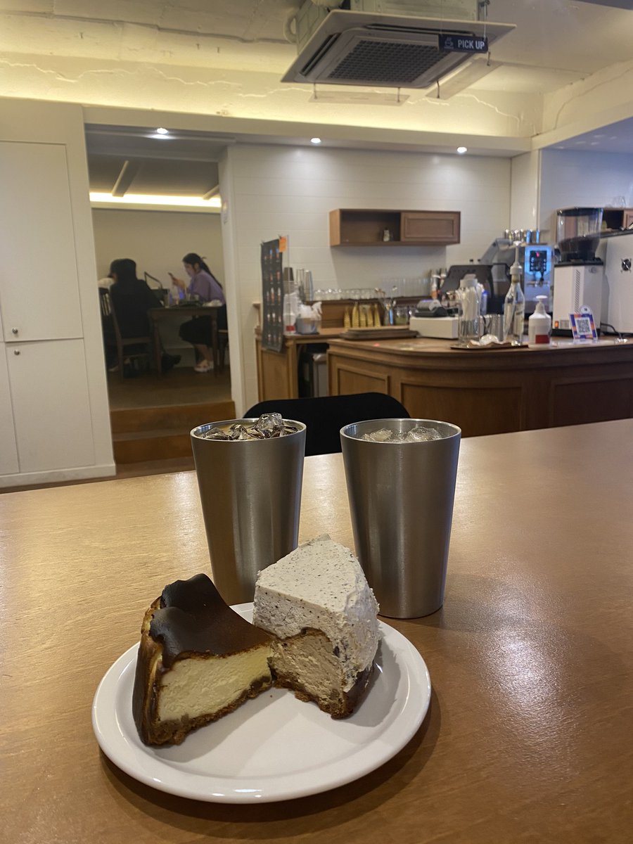 springdog21's tweet photo. 往十里駅の近くにあるtownってゆうカフェ勉強目的で行ったけどケーキがほんっっまに美味しかったから絶対また行きたい...☕️
雰囲気もよきでした
📍카페 타운 https://t.co/xvsqba3Nwr