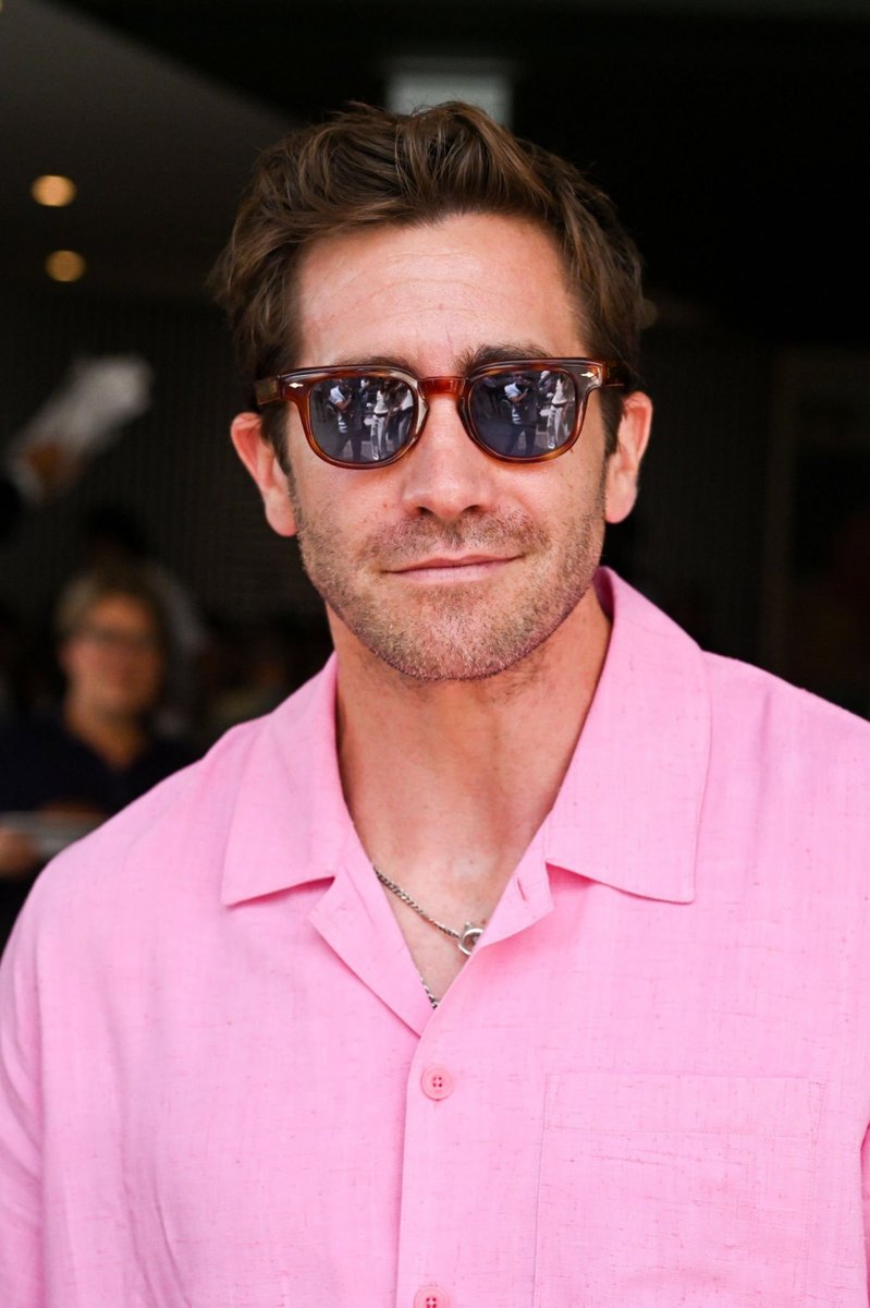 HE'S SO HOT CAN HE LET ME BREATHE PLS!!!😮‍💨💖

#JakeGyllenhaal