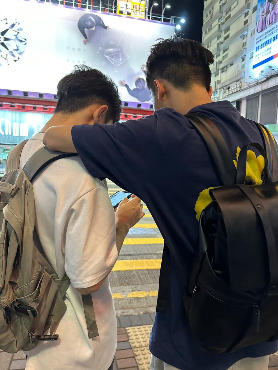 2cat1corgi's tweet photo. 被偷拍🤭
#hkgay #hkcouple #KENZO https://t.co/x9OVxFXNeE